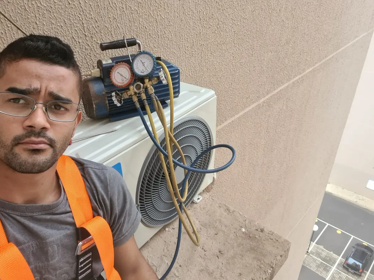 Vácuo e teste na condensadora, com equipamento de segurança